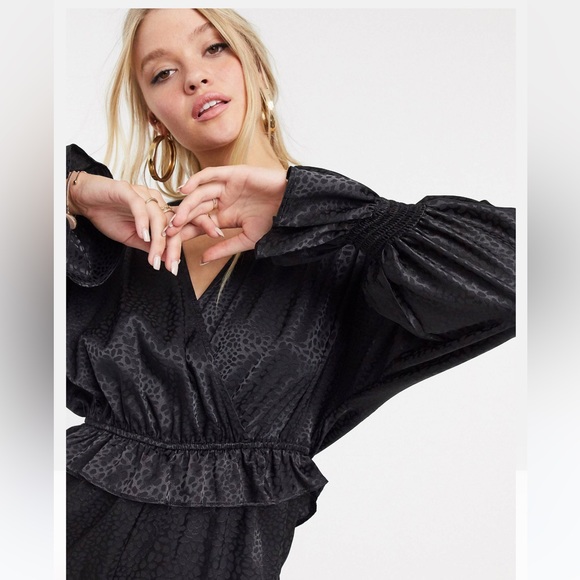 River Island long sleeve jacquard shirred romper in black - Picture 3 of 6